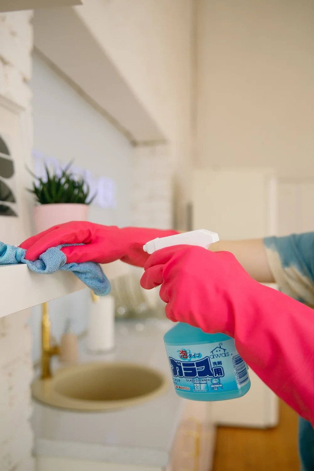 Schoonmaak met rode handschoenen